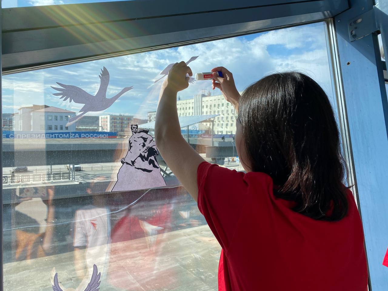 В Якутске школьники ко Дню Победы украсили окна аэропорта, Почты России и торгового центра