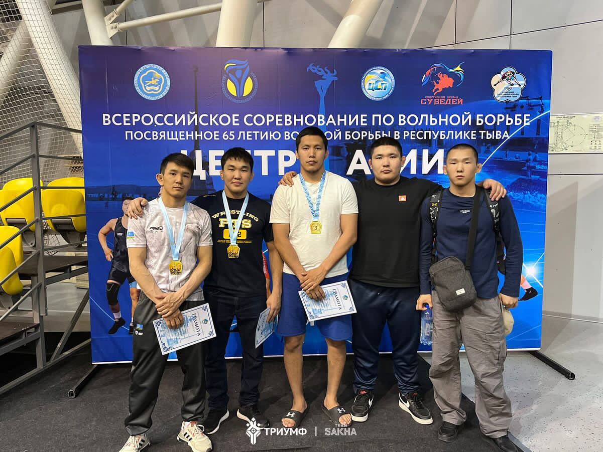 Якутские борцы завоевали три медали на всероссийских соревнованиях в Кызыле