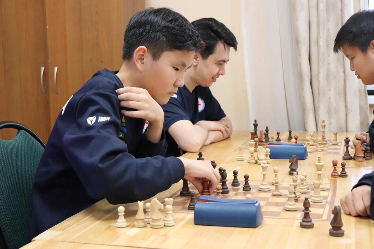 Министр спорта Якутии посетил тренировку сборной команды по шахматам