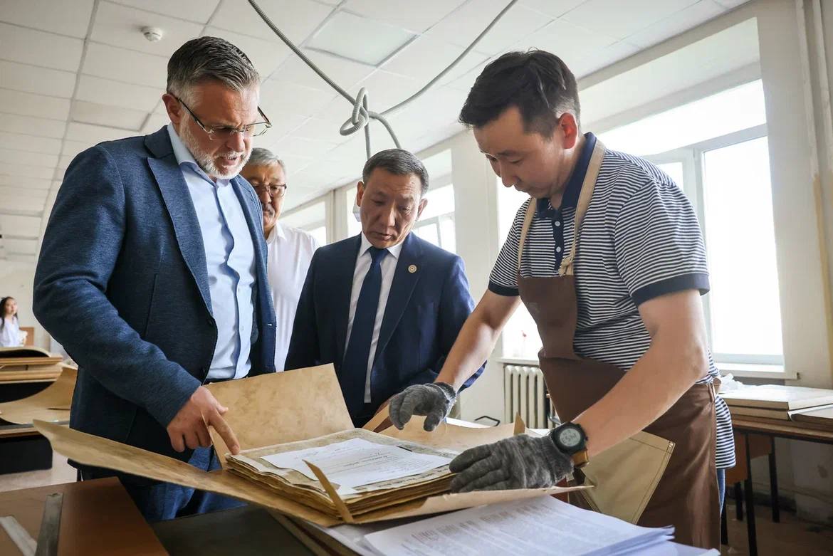 Председатель правительства Якутии Кирилл Бычков рассмотрел проекты Национальной библиотеки