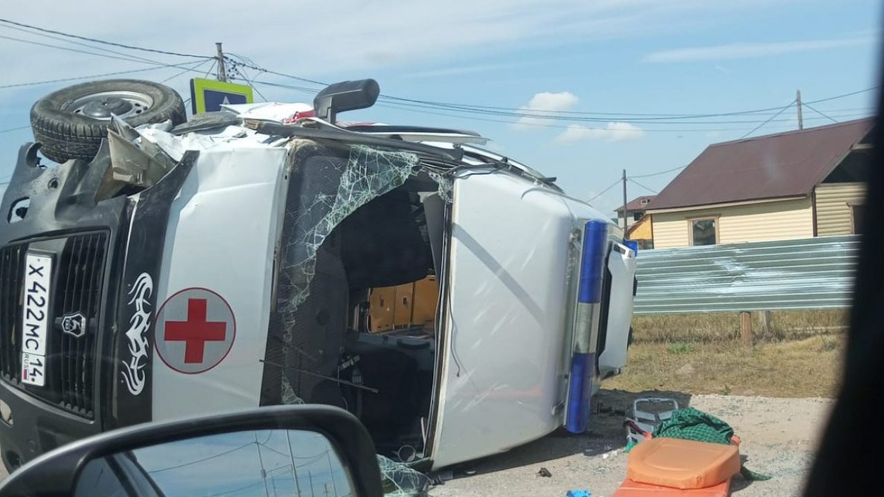 В Якутске автомобиль скорой помощи попал в ДТП. Пострадали четверо — ЯСИА