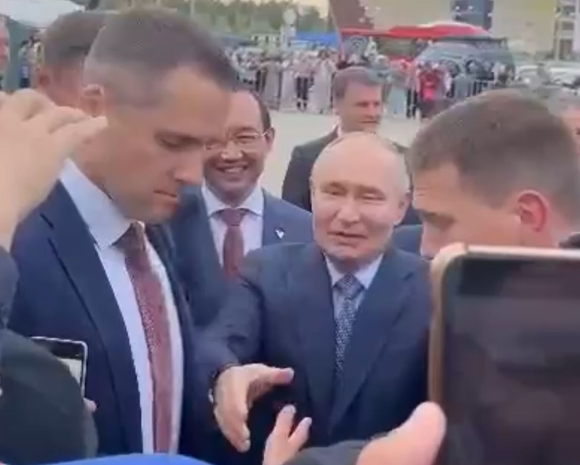 Видеофакт: Владимир Путин вышел поприветствовать якутян у стадиона «Туймаада»