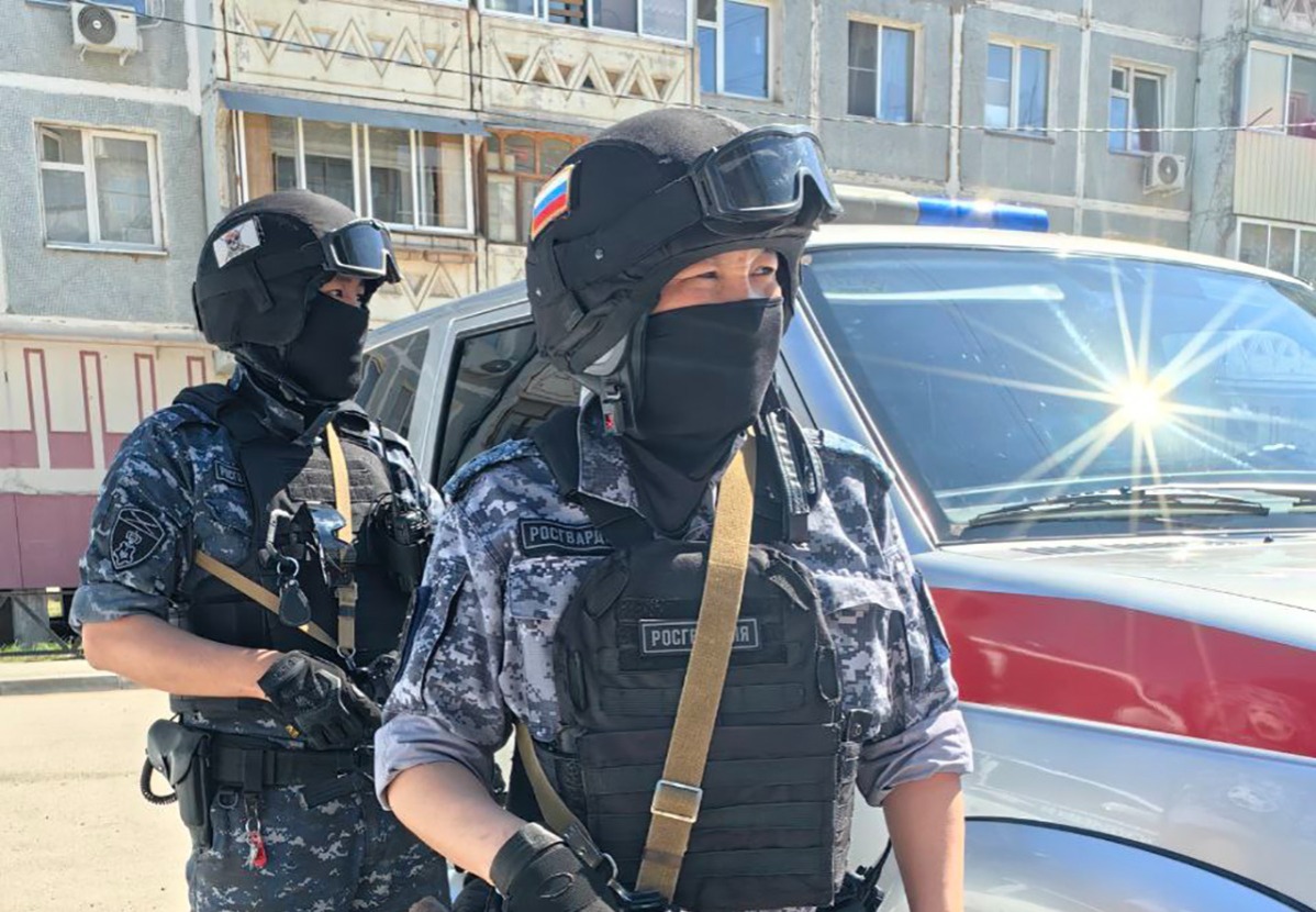 В Якутске росгвардейцы задержали мужчин, устроивших массовую потасовку у ночного заведения