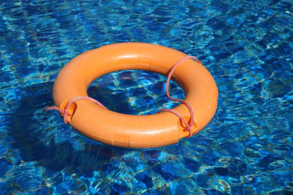 В Якутии годовалый ребенок утонул в бассейне во дворе дома