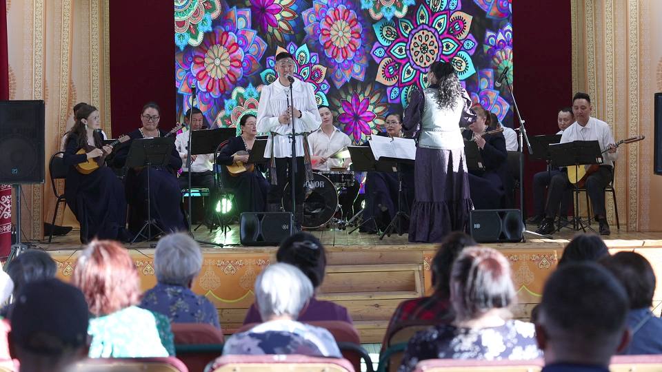 Национальный театр танца провел концерт для жителей сел Маймага и Хатырык, пострадавших от паводка