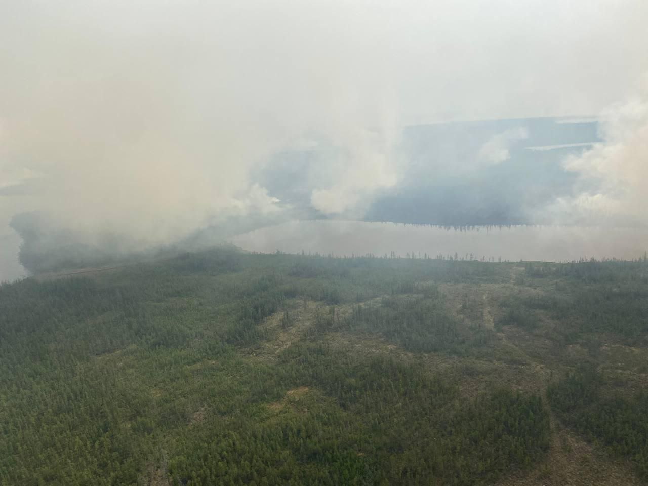 У села Сылгы-Ытар Среднеколымского района тушат лесной пожар