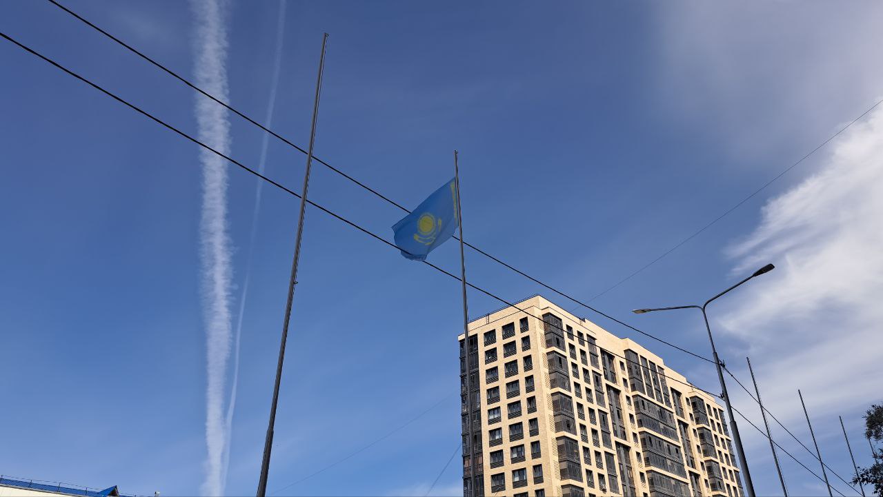 Флаг Республики Казахстан подняли в деревне спортсменов в Якутске