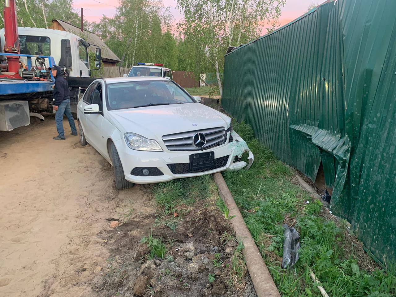 В Якутске пьяный водитель наехал на забор