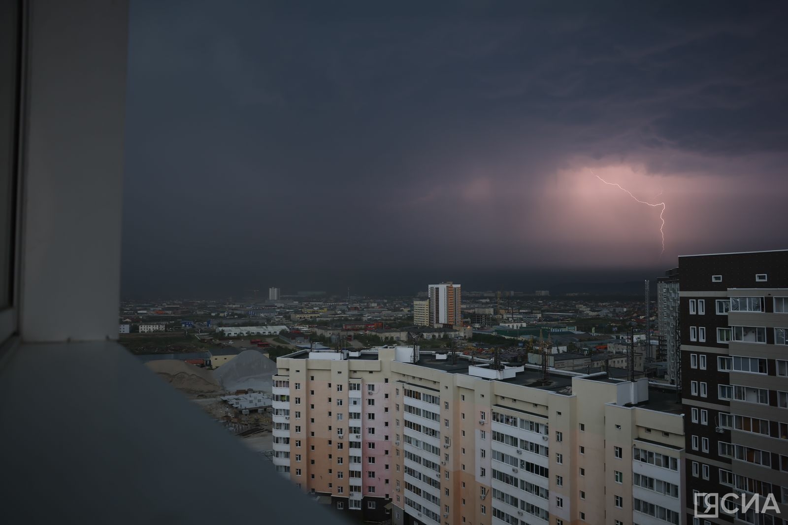 Видеофакт: эффектные разряды молний в Якутске