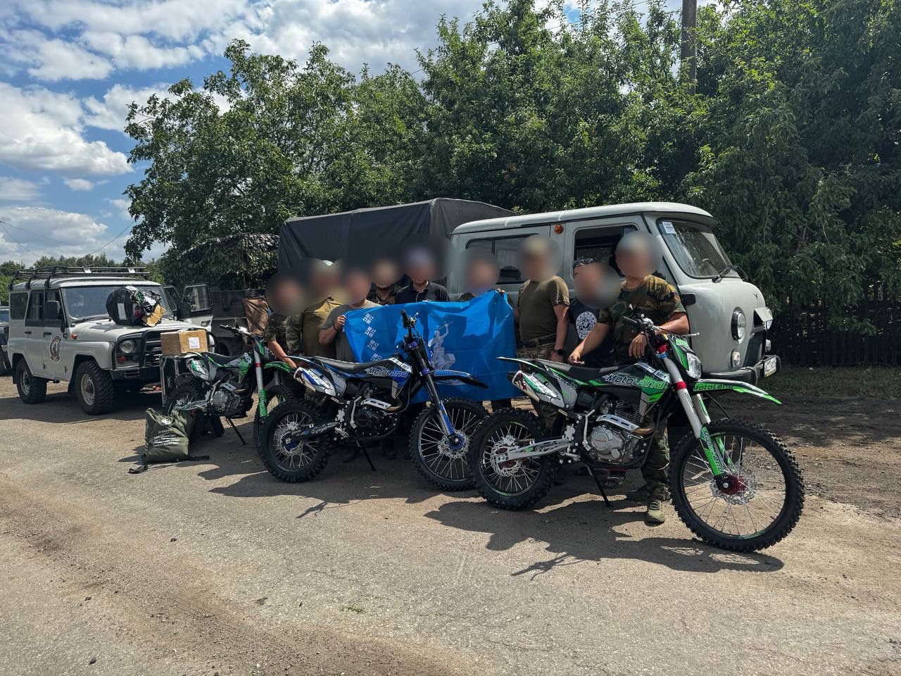 Оленьи шкуры и электромотоциклы доставили бойцам из Якутии в зону СВО