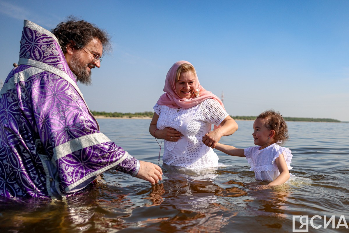 В Якутске более 30 человек приняли крещение на реке Лене