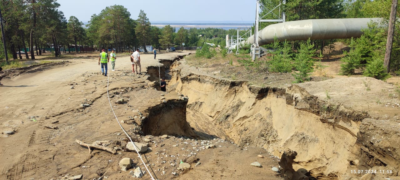 В Якутии из-за размыва проезжей части закрыли участок дороги «Хатассы»