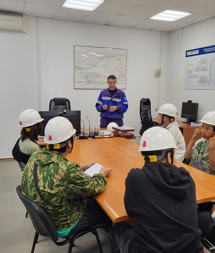 Ученики лицея-интерната в Якутске побывали с экскурсией на нефтеперекачивающей станции «Алдан»