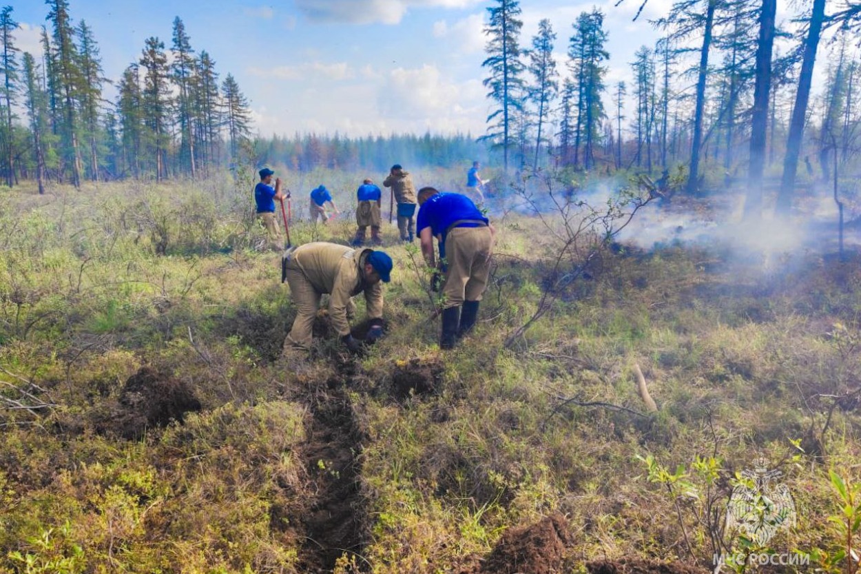 Группировку для тушения пожаров в Якутии увеличили более чем на 200 человек