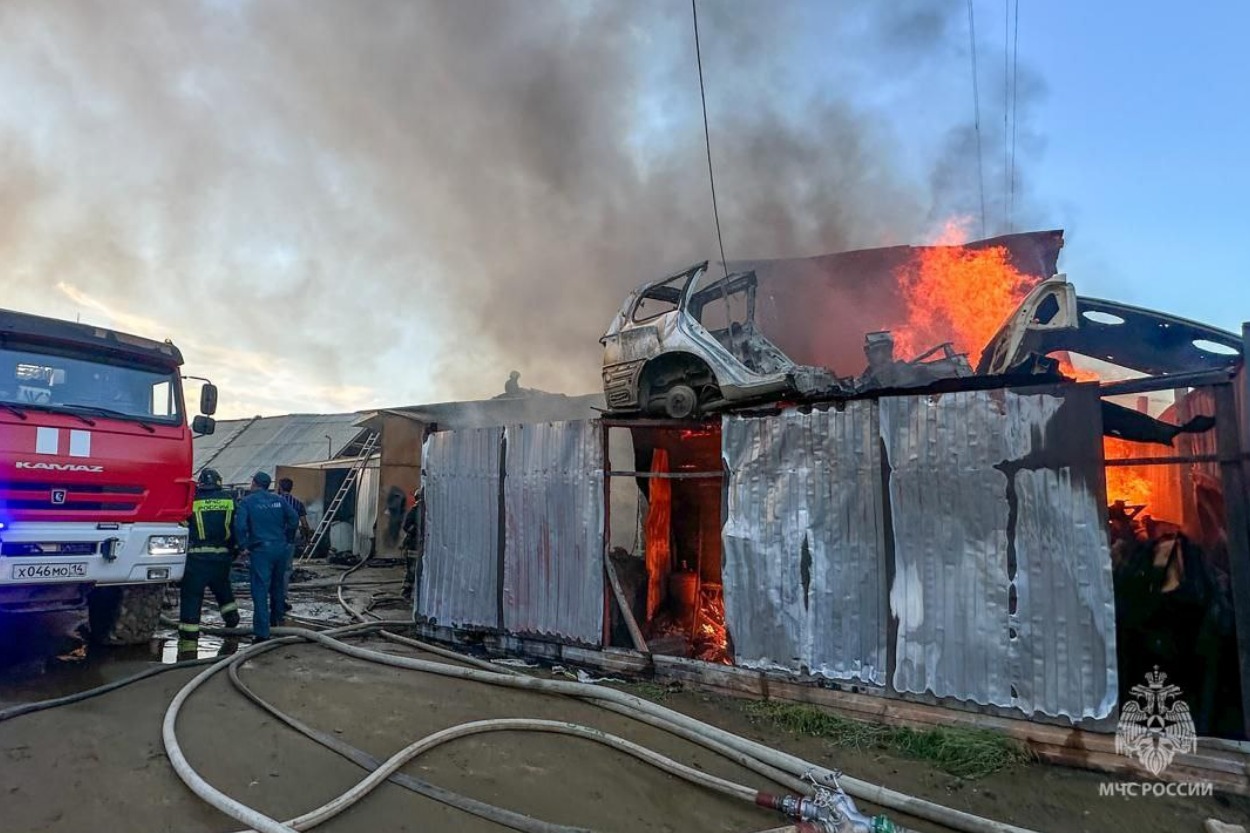 Пожар вспыхнул на Хатын-Юряхском шоссе в Якутске