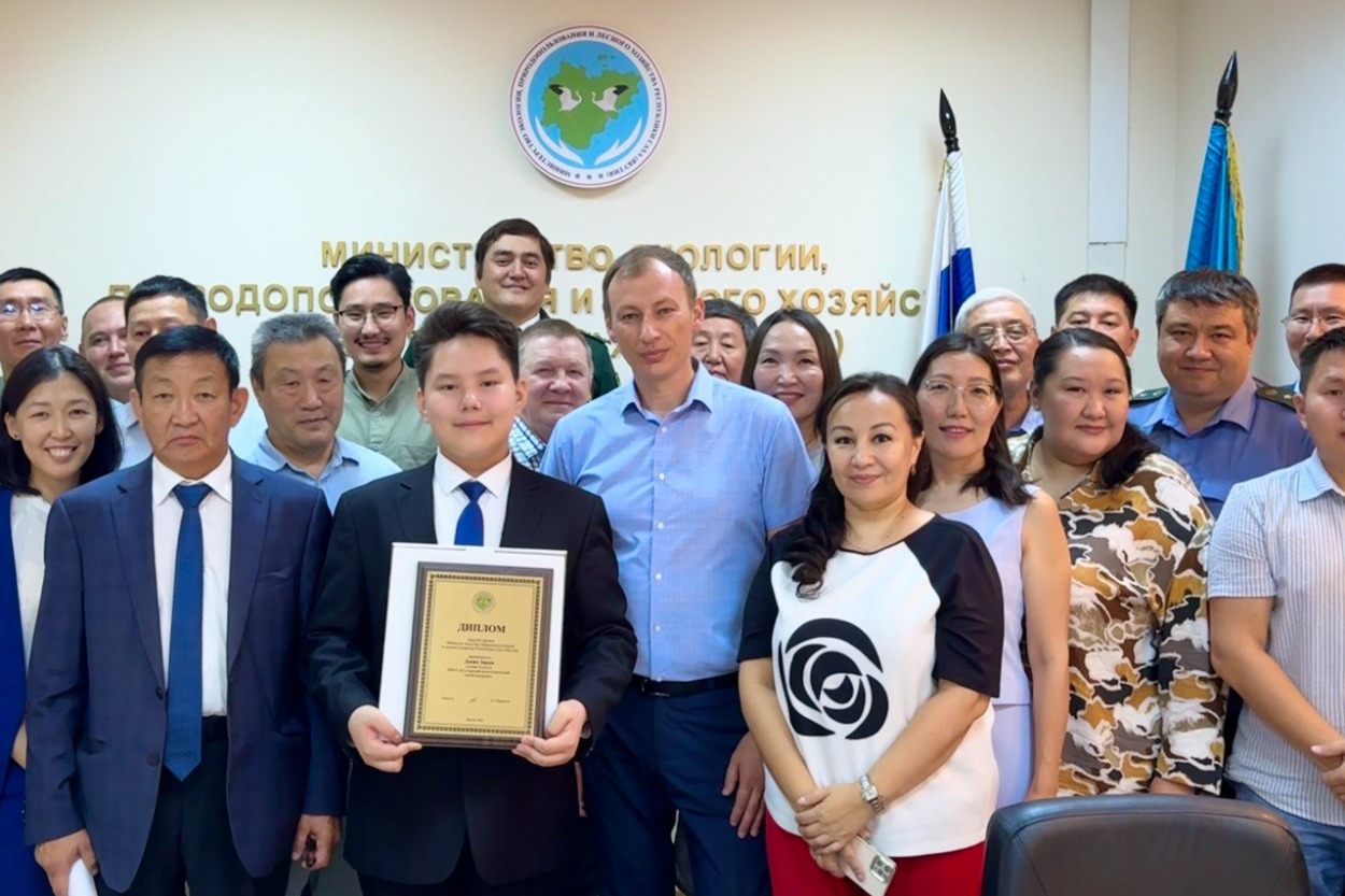 Ученик Сунтарского лицея Давид Зорин получил премию министра экологии Якутии