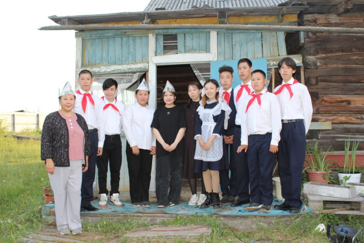 Воспитанники лагеря в Усть-Алданском районе организовали выставку «Дом Копырина»