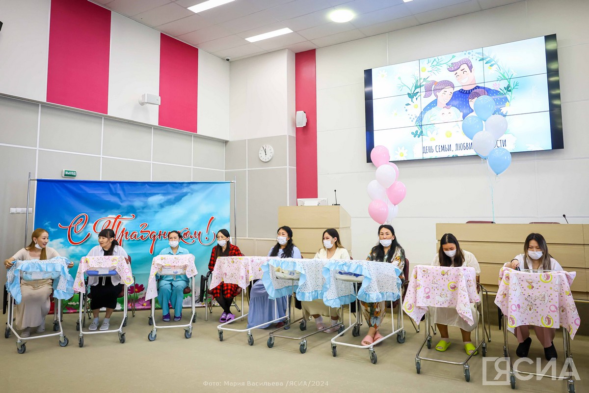 В Якутске выписали 17 новорожденных детей, появившихся на свет в День семьи, любви и верности