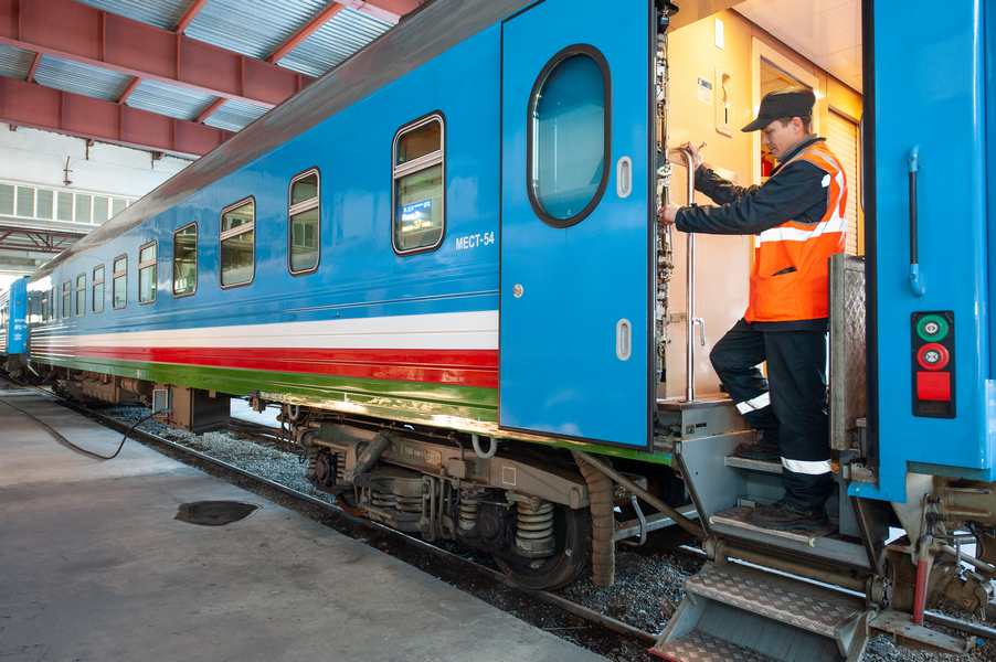 «Железные дороги Якутии» приглашают на работу осмотрщика-ремонтника вагонов