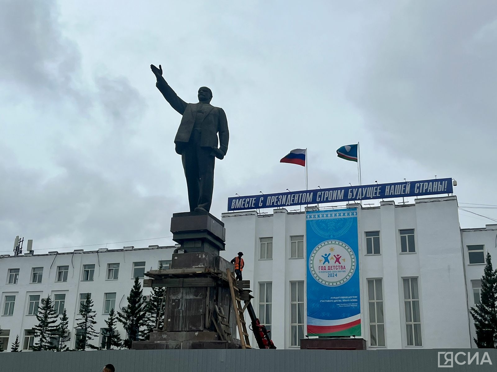 Памятник Ленину в Якутске снова снимут с постамента