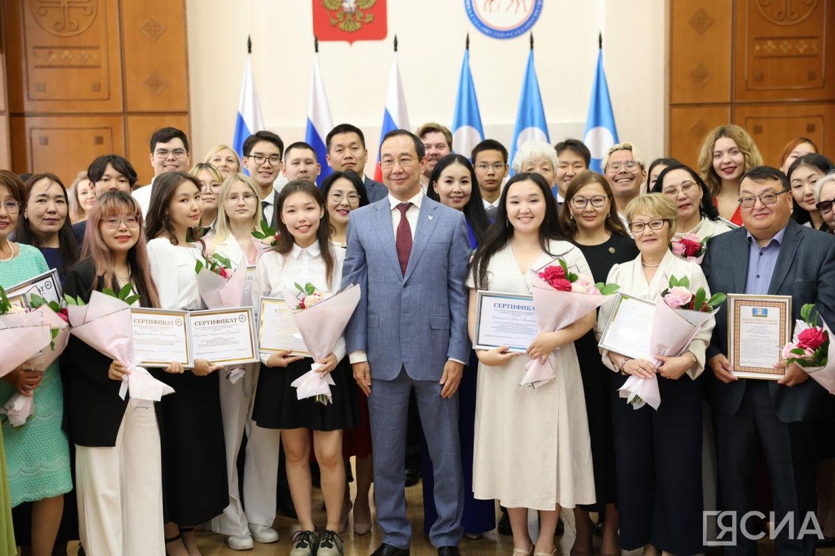 Глава Якутии наградил выпускников-стобалльников и призеров всероссийской олимпиады школьников