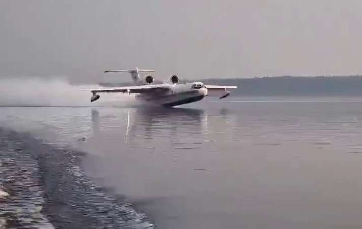 В Якутии с близкого расстояния сняли на видео, как Бе-200 набирает воду для тушения лесных пожаров