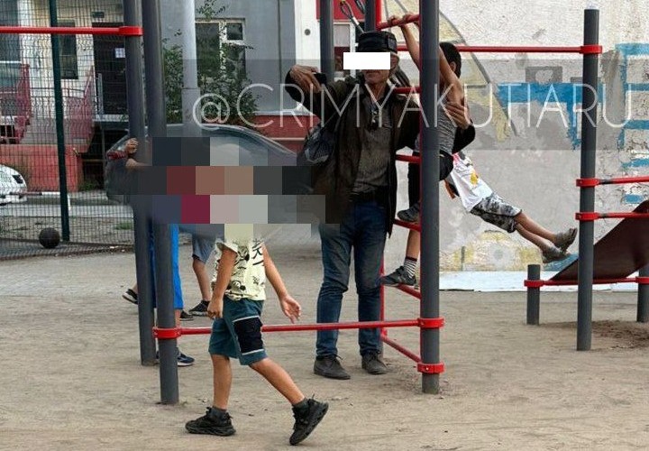Полиция устанавливает мотивы мужчины, фотографировавшего детей на детской площадке в Якутске