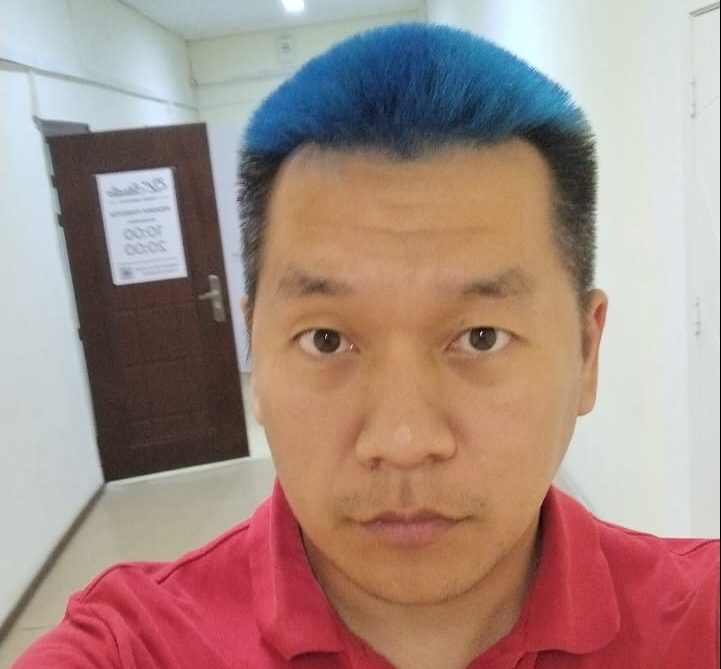 В Якутске учитель перекрасил волосы в синий, проиграв спор стобалльнику ЕГЭ