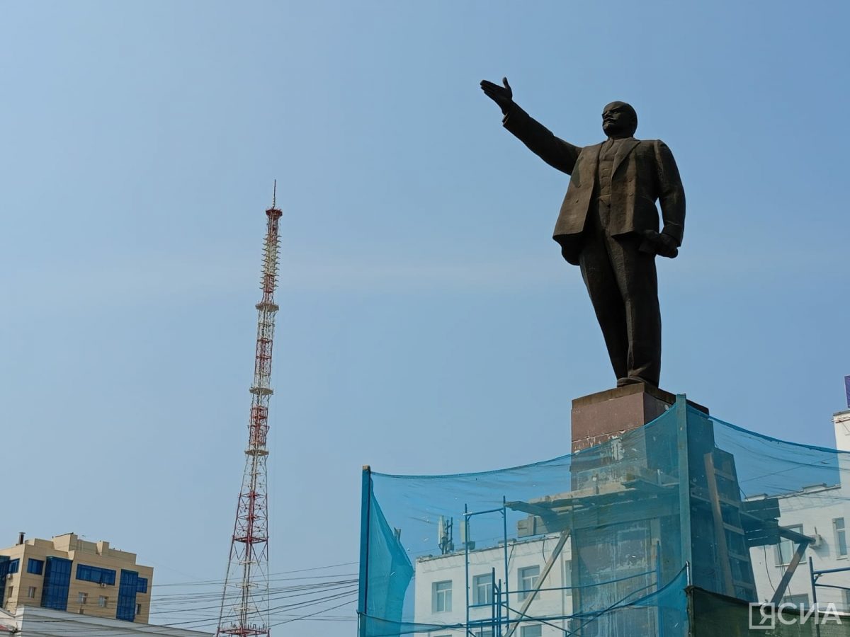 В Якутске на постамент вернули памятник Ленину