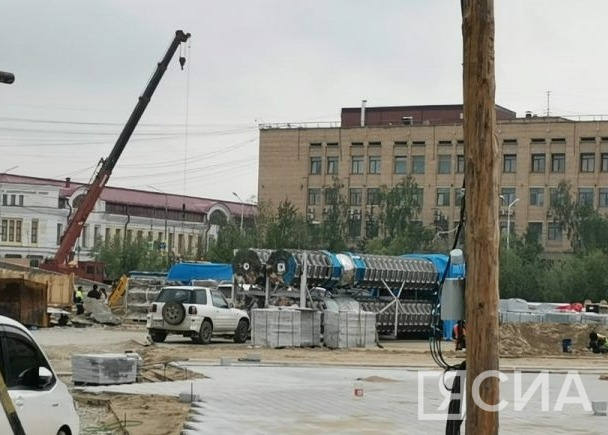 В Якутск на реконструируемую площадь Ленина доставили конструкции в виде сэргэ