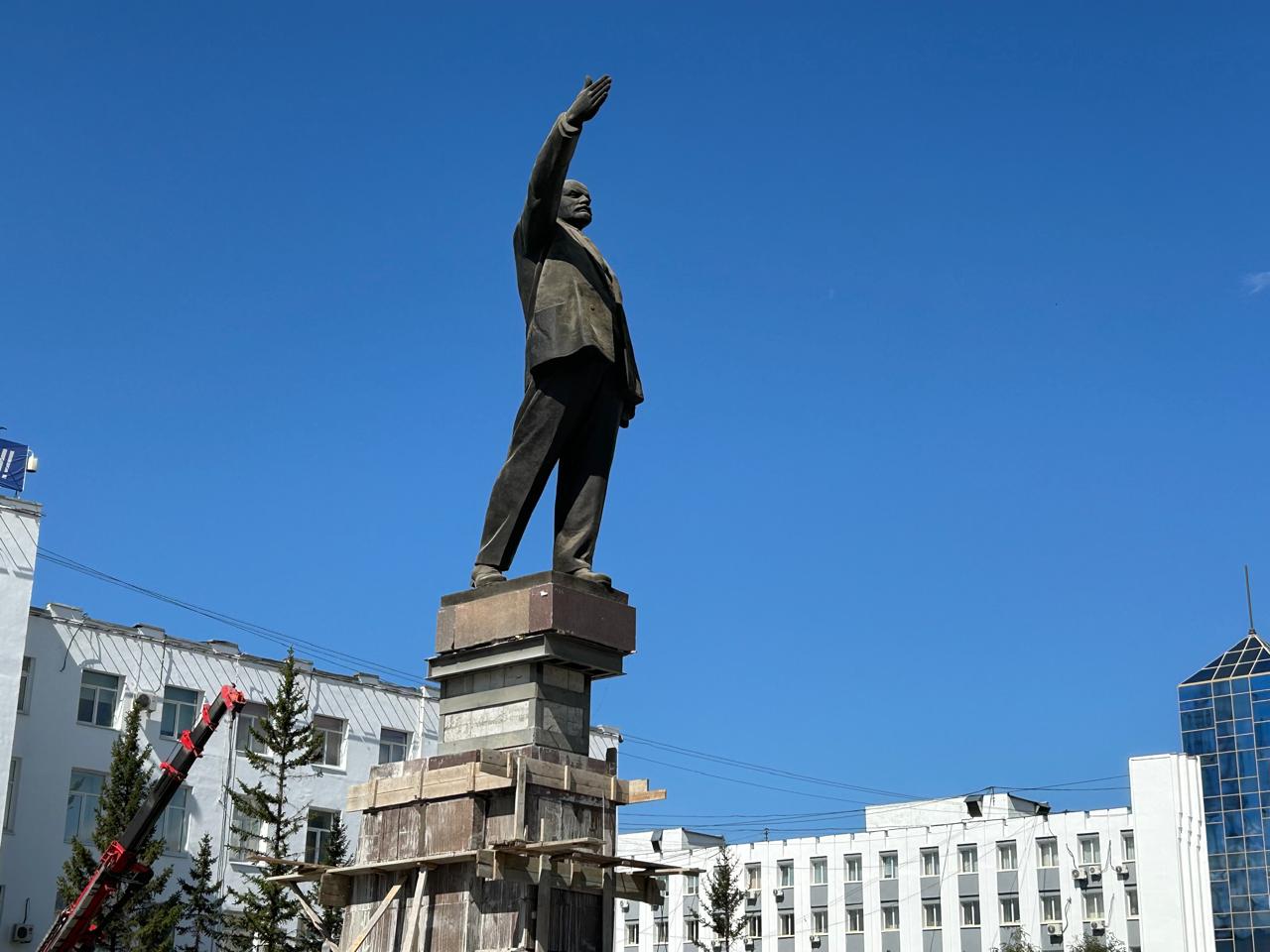 Реконструкцию памятника Ленину завершают в Якутске