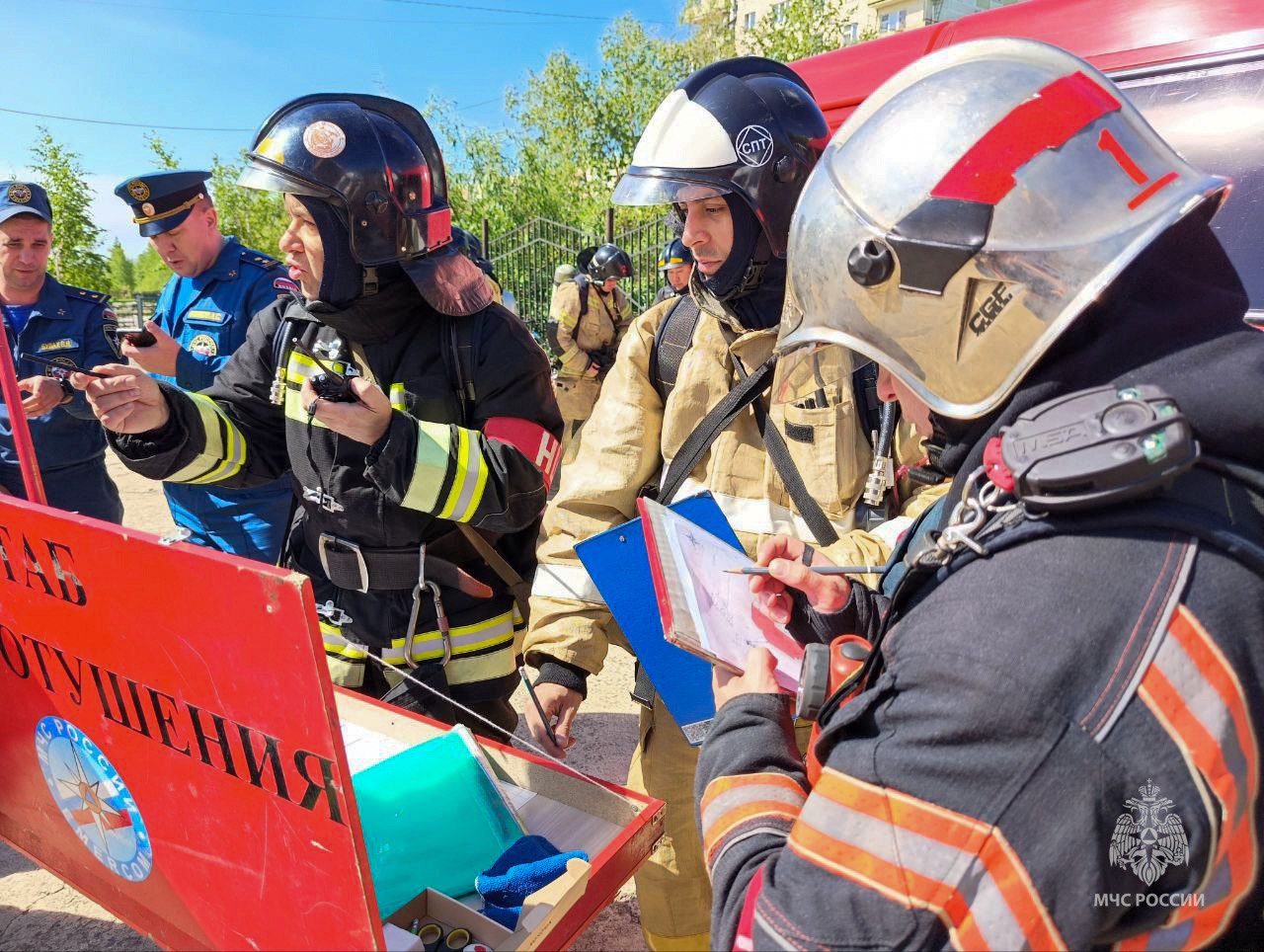 Пожарные Якутии провели учения в школе города Мирный