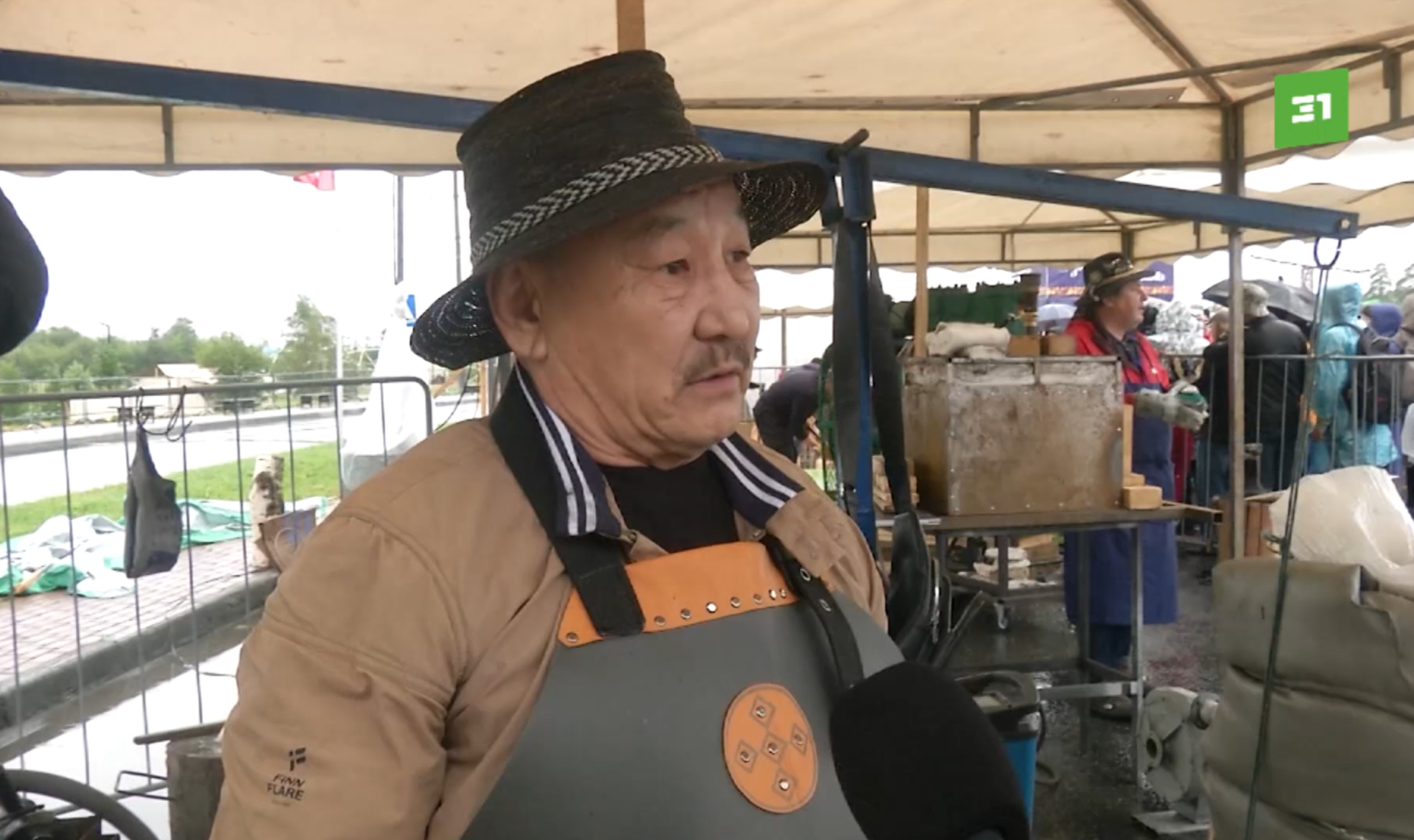 Якутские кузнецы представили старинный метод выплавки железа на Бушуевском фестивале