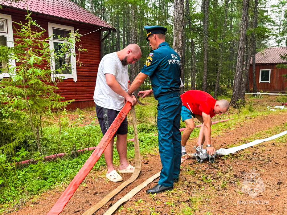 Сотрудники МЧС Якутии провели тренировки по пожарной безопасности в детском лагере