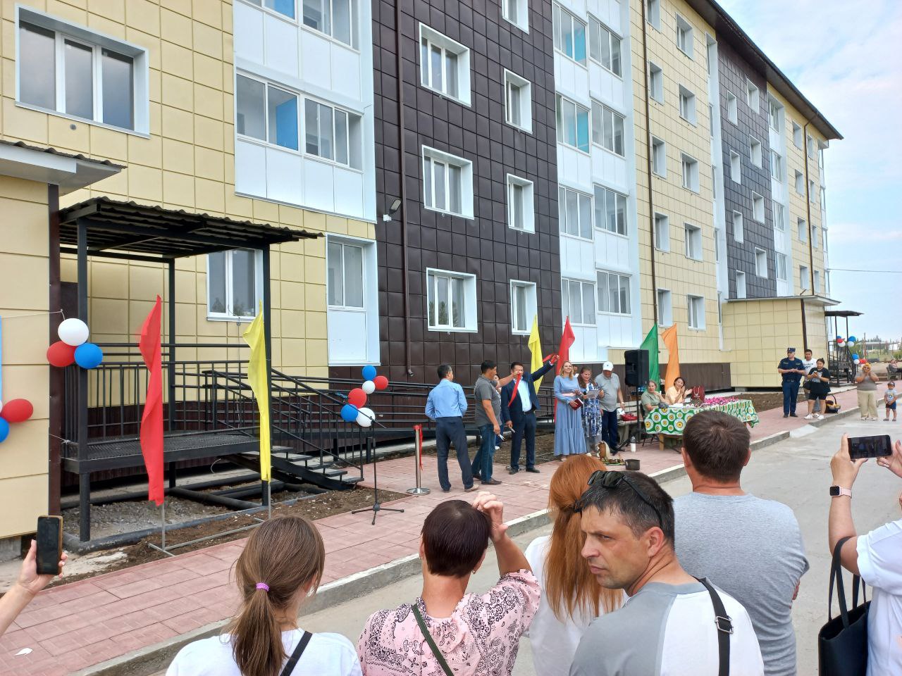 В Покровске вручили ключи от новых квартир переселенцам из аварийного жилья