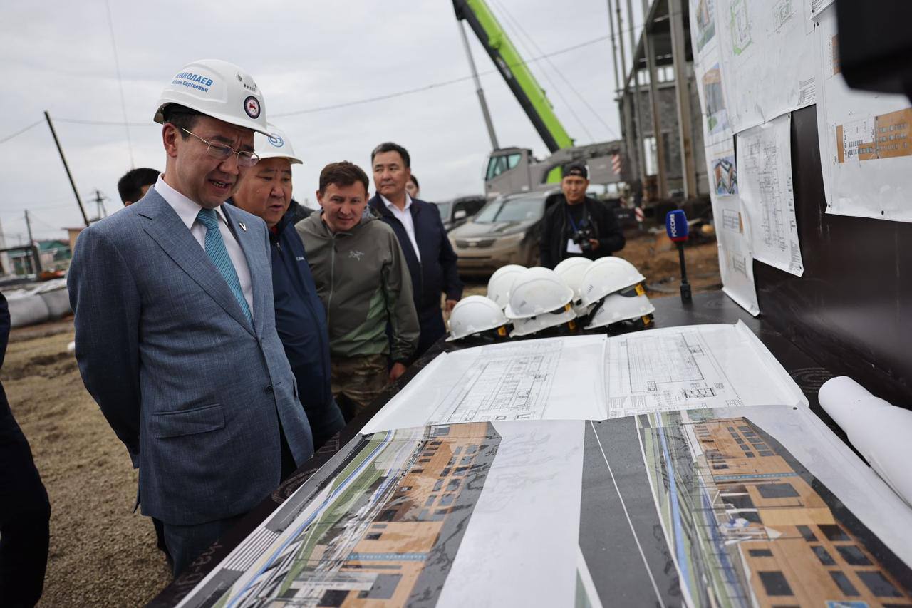 Глава Якутии проверил ход строительства объектов, которые возводят к Играм Манчаары - 2025