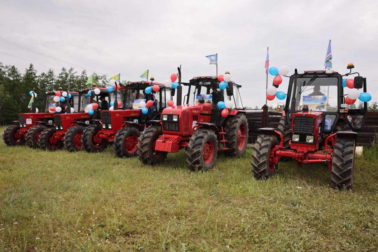 Глава Якутии вручил ключи от новых тракторов сельхозпроизводителям Таттинского района