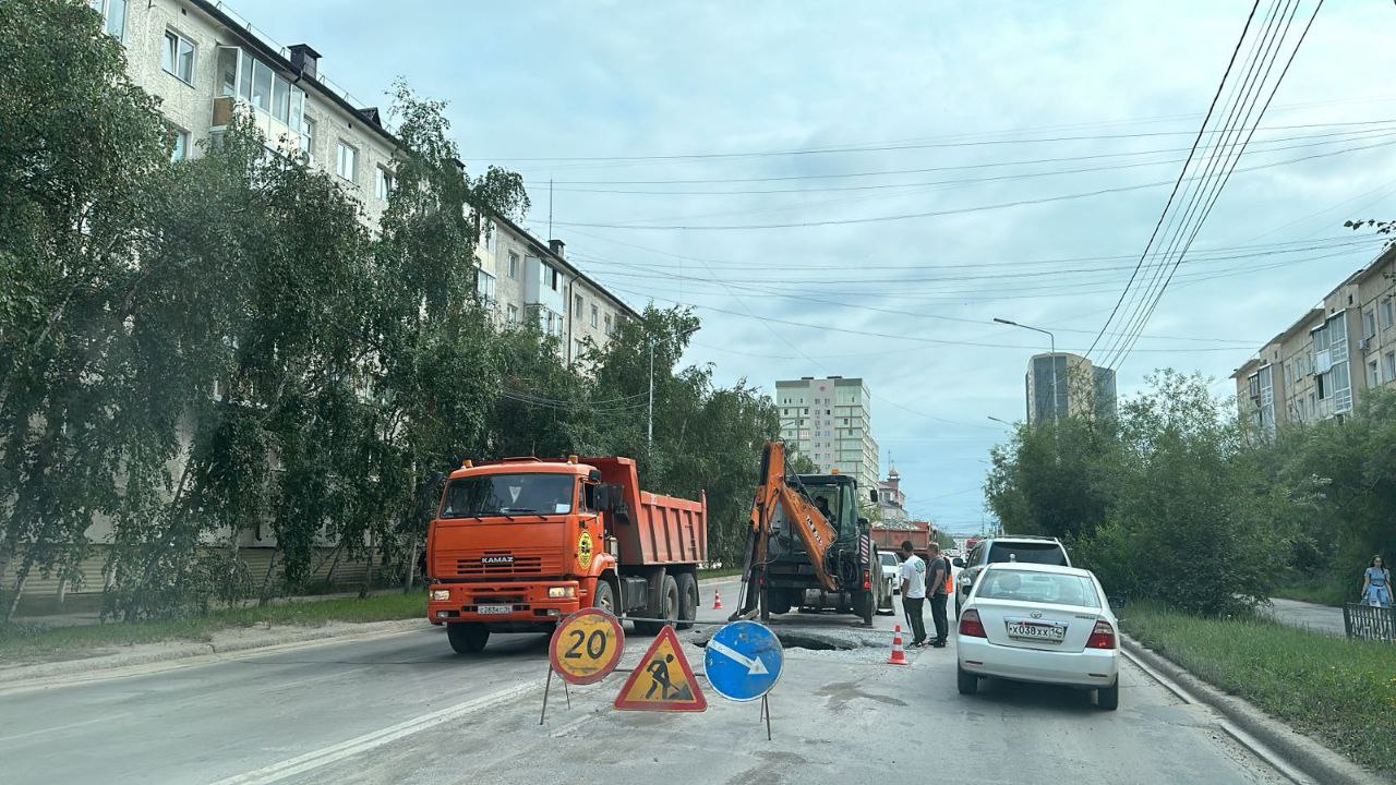 В Якутске дорожники устраняют провал на месте старого коллектора на улице Дзержинского
