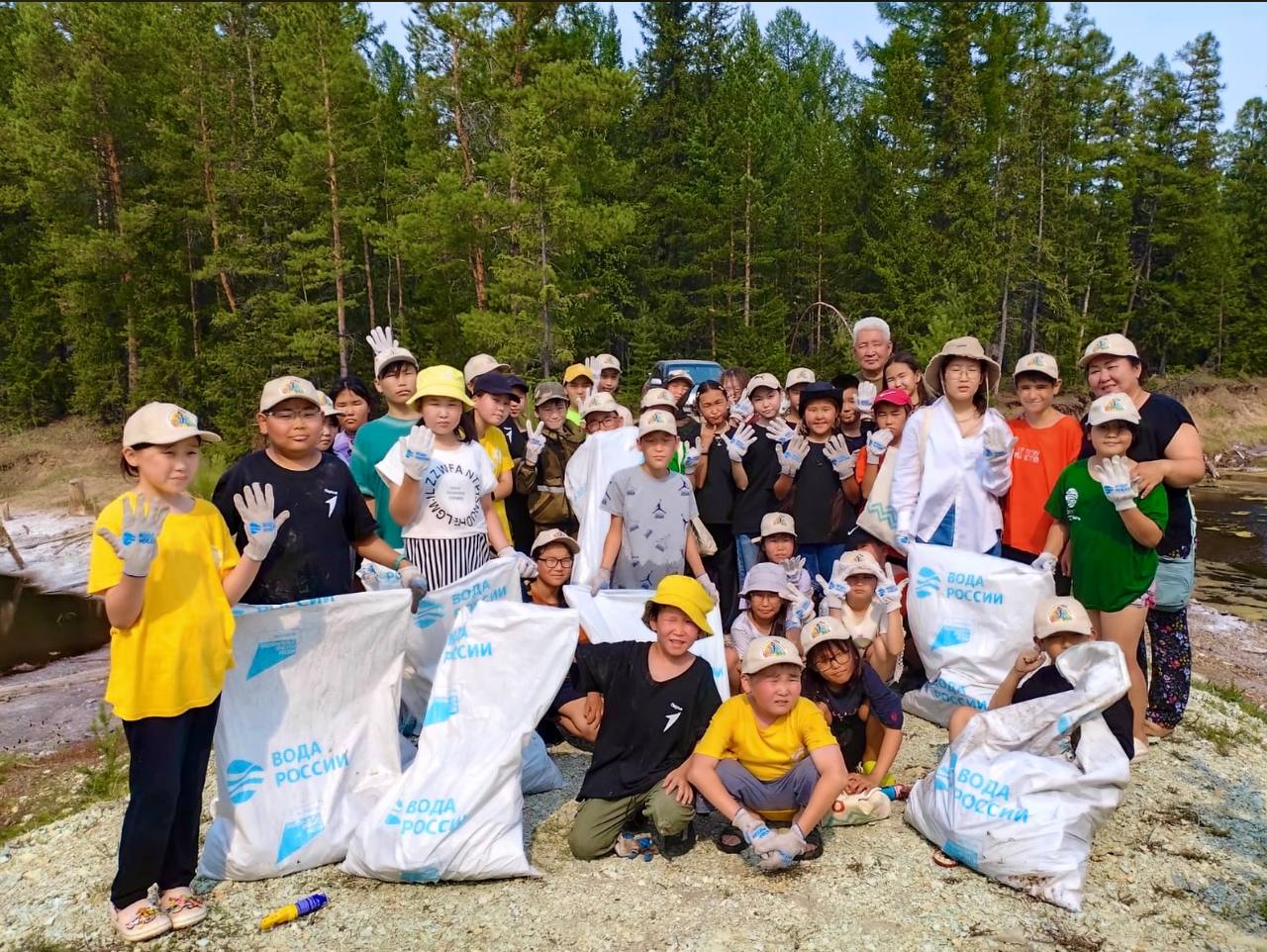 Экологи провели субботник «Вода России» на озере Мохсоголлох в Якутии