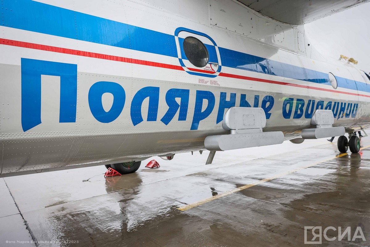 В Якутии из-за сильного ветра на аэродроме поврежден самолет