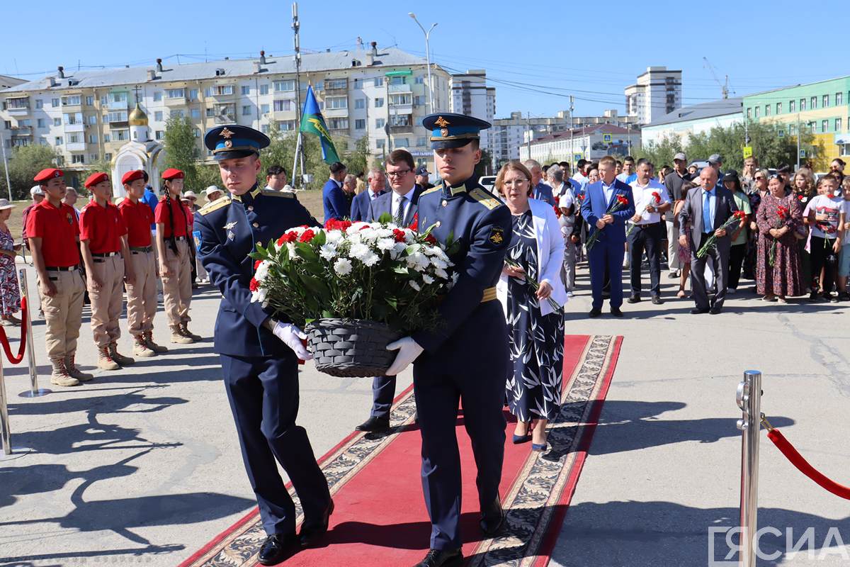 В Якутске возложили цветы к мемориальной плите «город-герой Москва»