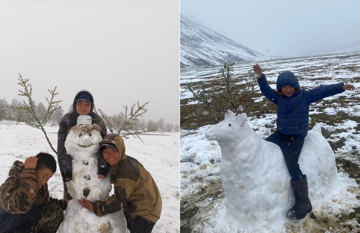 В Момском районе Якутии третий день идет сильный снегопад. Дети уже лепят снеговиков