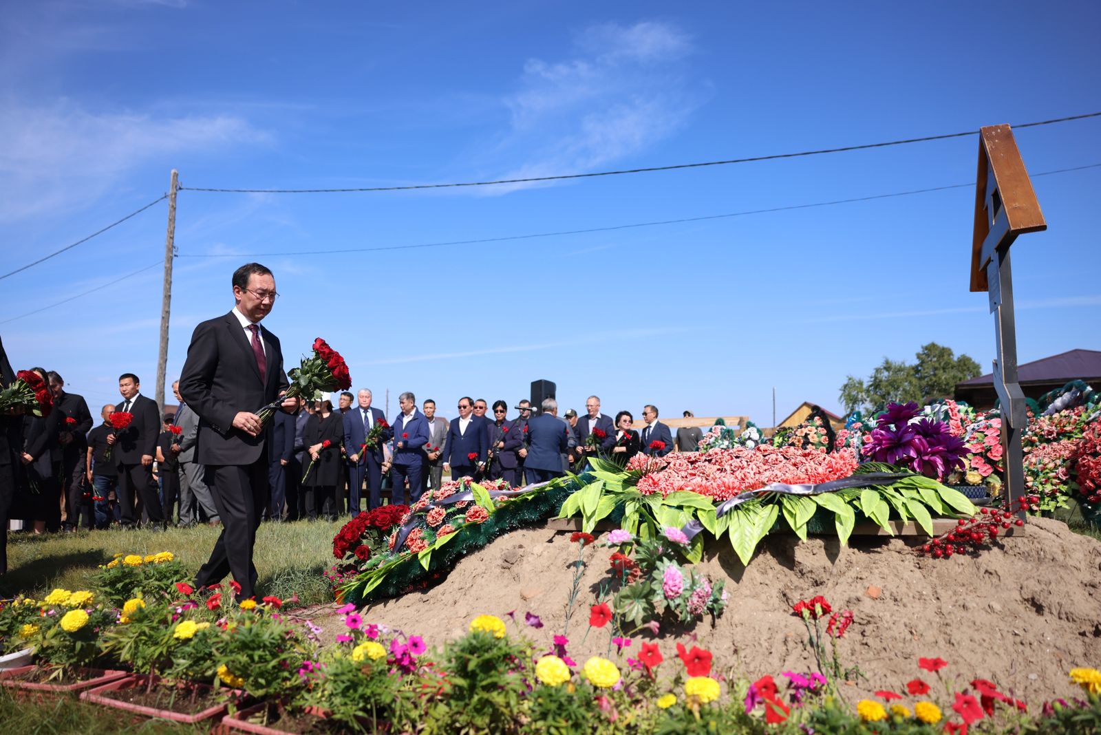 В селе Октёмцы почтили память первого президента Якутии Михаила Николаева