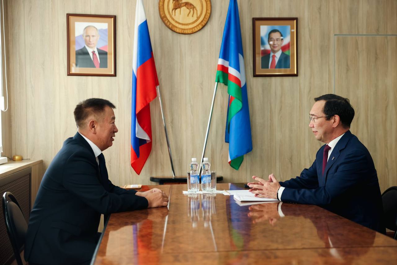 Айсен Николаев провел рабочую встречу с главой Верхневилюйского района Якутии