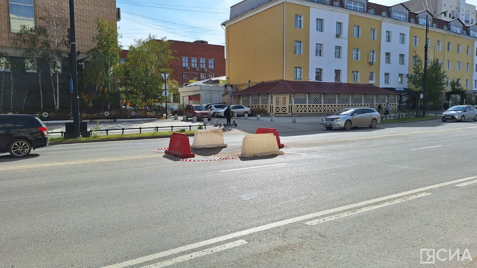 В центре Якутска на участке дороги образовался провал