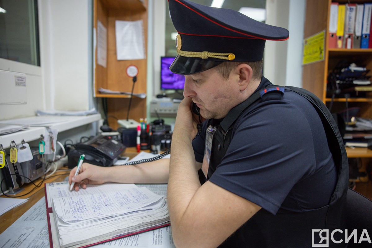 В Якутске ребенок впустил в квартиру друга отца, а тот вынес мешок с летней обувью и технику 