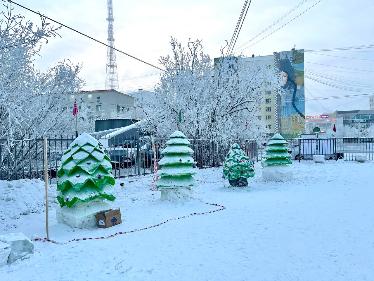 Фотофакт: территорию Дворца детского творчества в Якутске украсили к Новому году