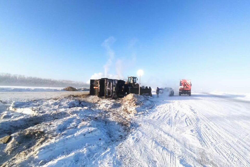 На ледовой переправе Нижний Бестях — Якутск опрокинулся большегруз