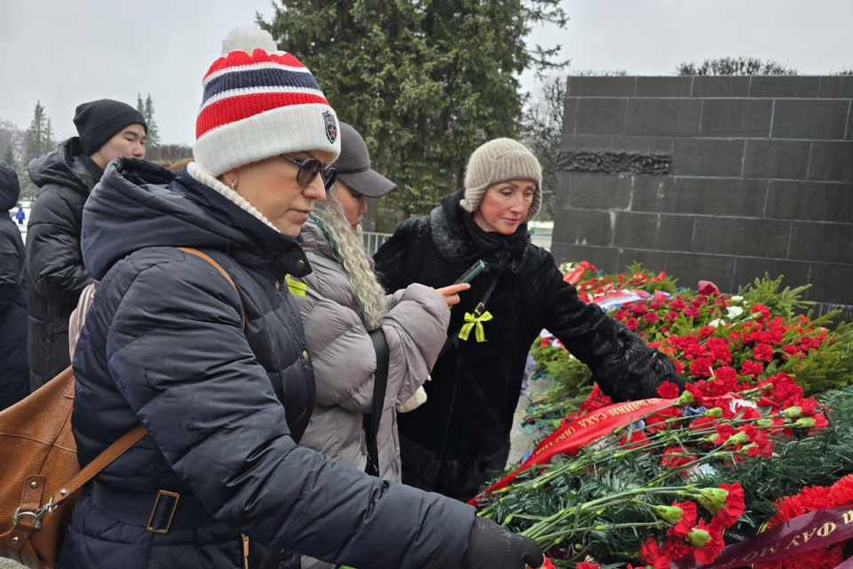 Якутяне возложили цветы к монументу «Мать-Родина» на Пискаревском мемориальном кладбище