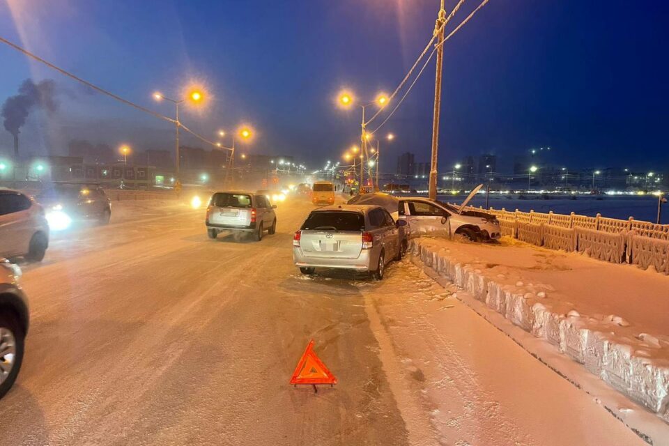 Трех человек доставили в больницу с места ДТП в Якутске